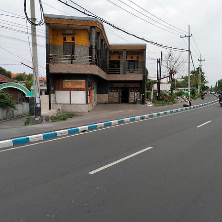 Griya Kost Hotel Surabaya Exterior photo